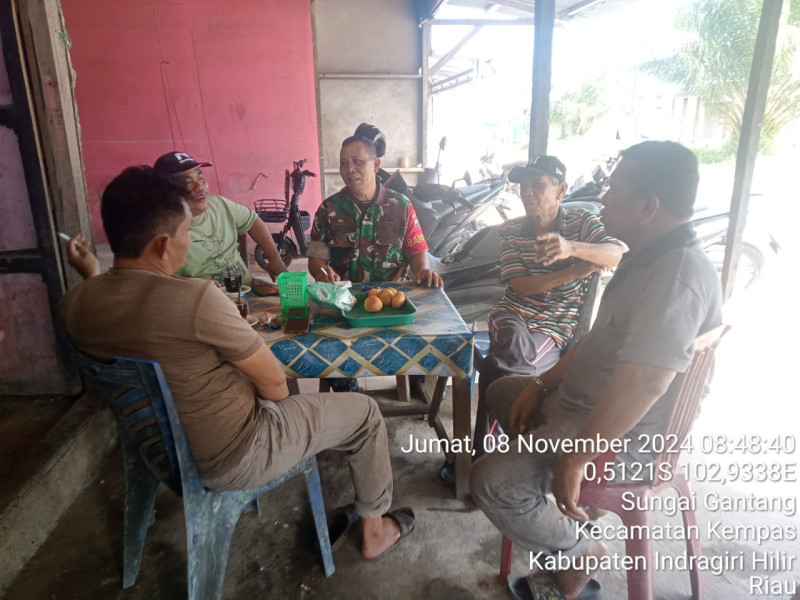 Himbau Pilkada Damai, Babinsa Koramil 03/Tpl Komsos Dengan Warga Masyarakat