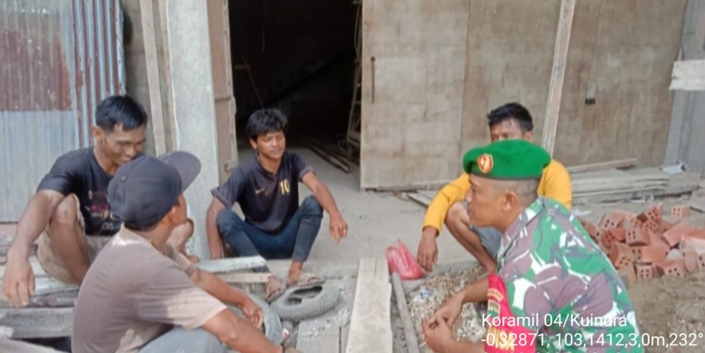 Babinsa Praka Surachman Ajak Masyarakat Akan Pentingnya Keamanan di Lingkungan