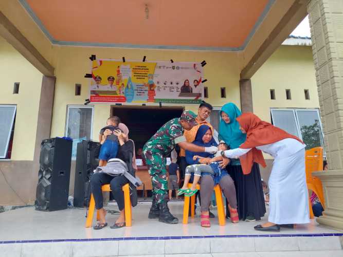 Babinsa 03/Tpl Serma Damrianto Dampingi Kegiatan Crash Program Polio Di Desa Bayas Jaya
