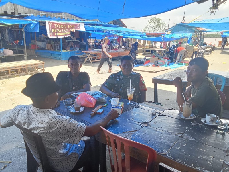 Babinsa Koramil 03/Tempuling Rangkul Warga, Jalin Keakraban Demi Kedamaian