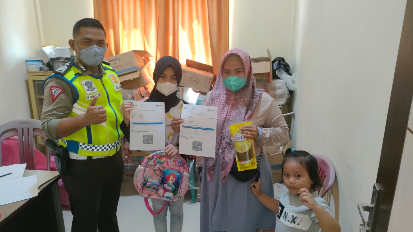 Diberi Hadiah Minyak Goreng Dari Kapolres Inhil, Masyarakat Antusias Ikut Vaksinasi