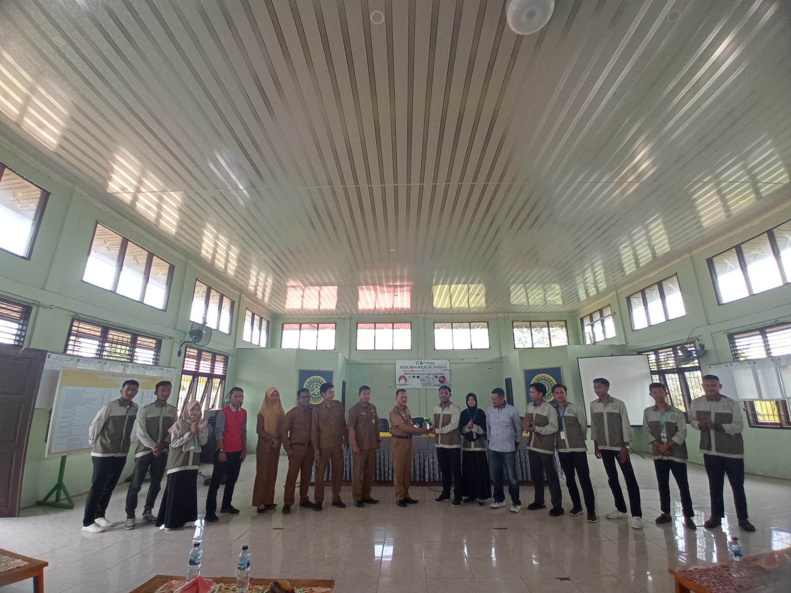 Penjemputan Mahasiswa Uin Suska Riau Tahun 2022 Serta Pemberian Cendramata di Kantor Camat Pusako