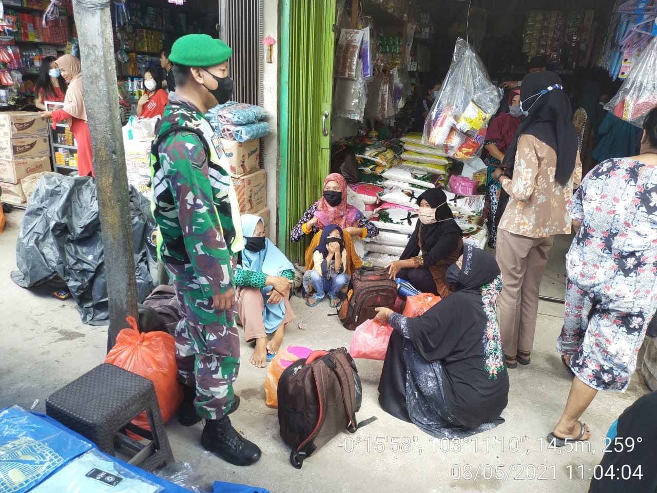 Jelang Lebaran, Babinsa Koramil 12/Batang Tuaka Tak Henti Himbau Protkes