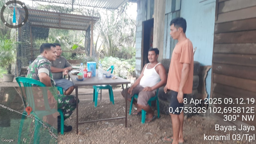 Suasana Lebaran, Babinsa Koramil 03/Tempuling Halal Bihalal ke Rumah Warga
