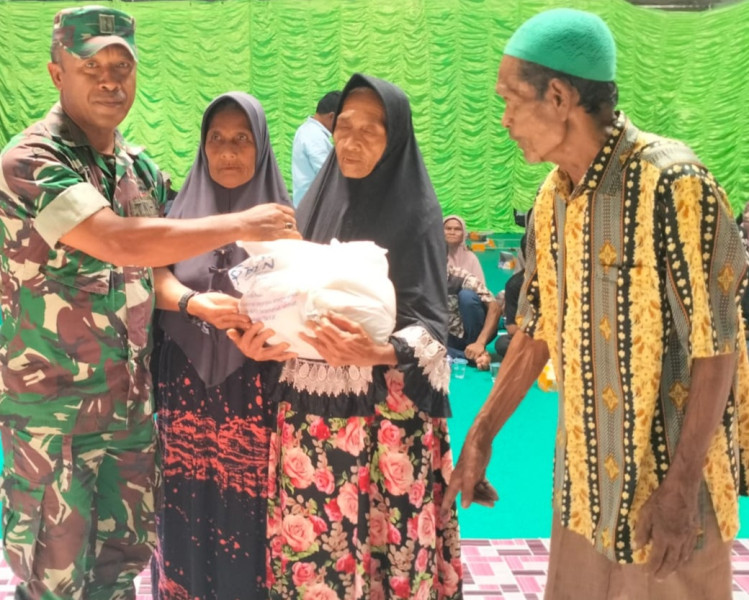Danpos Concong Pelda Sri Wahyono Dampingi Pembagian Beras Bantuan Kepada Masyarakat