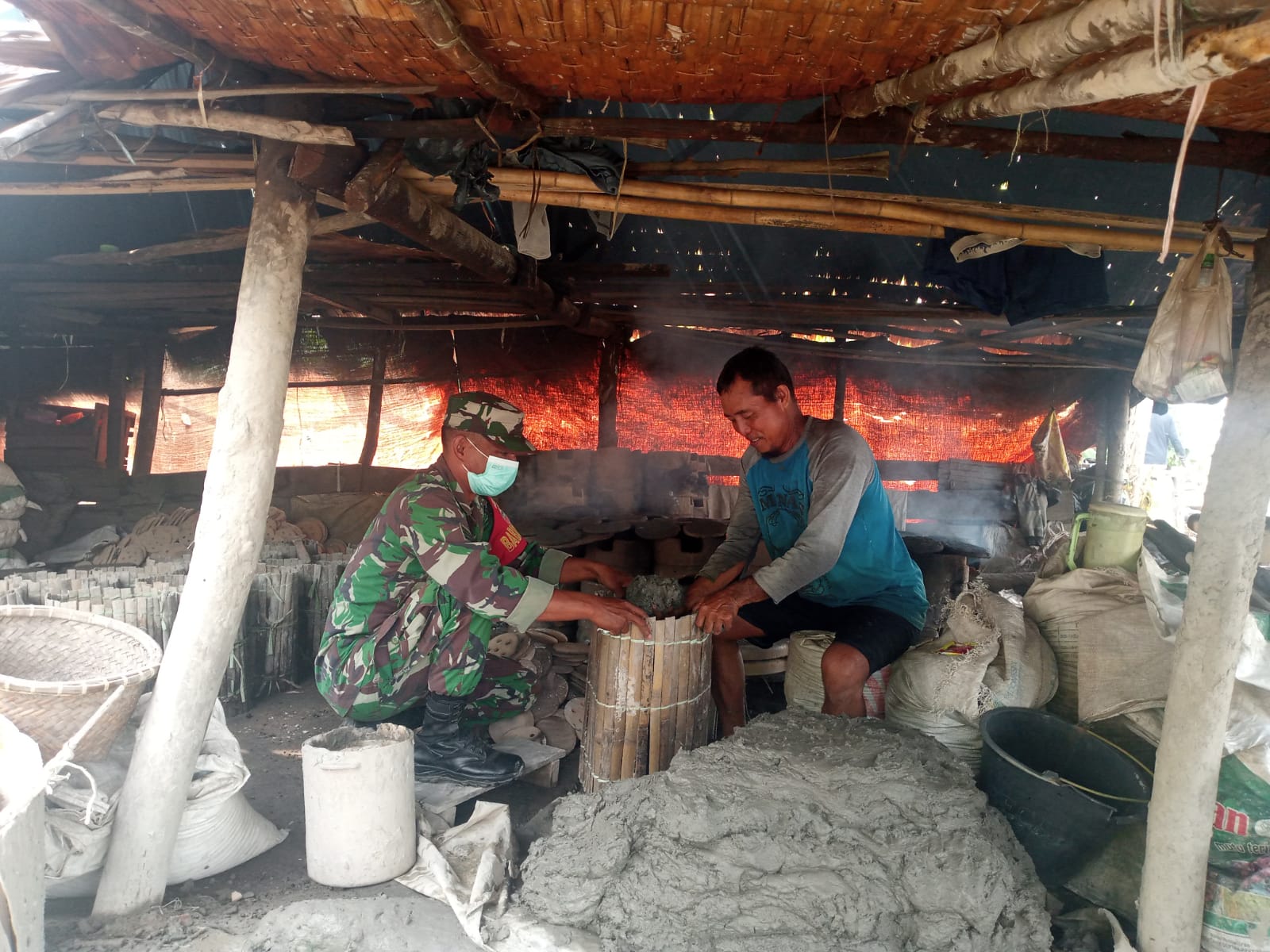 Babinsa Koramil 03/Tempuling Bantu Warga Binaan Dalam Pembuatan Tungku Masak