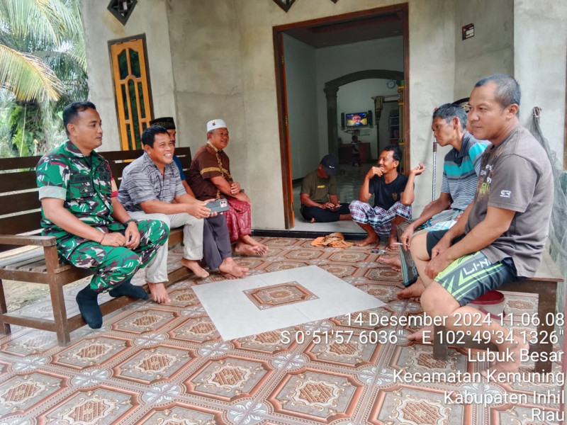 Komsos Babinsa Koramil 09/Kemuning Perkuat Hubungan Antar Sesama