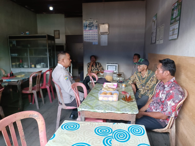 Sambang Warga Dengan Humanis Bhabinkamtibmas Desa Belantaraya  Sampaikan Pesan Kamtibmas Kepada Warganya