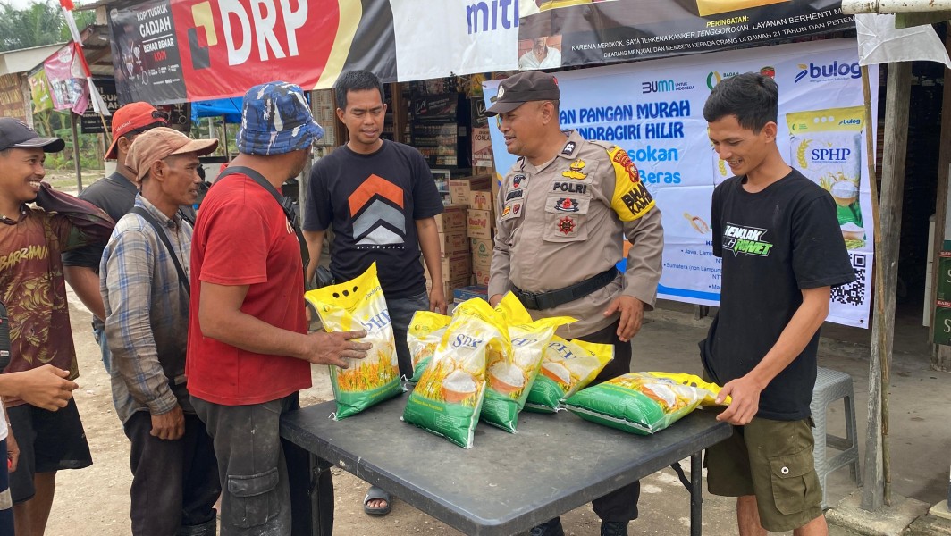 Polres Inhil dan Polsek Jajaran Gelar Gerakan Pangan Murah, Salurkan 1 Ton Beras SPHP di Dua Kecamatan