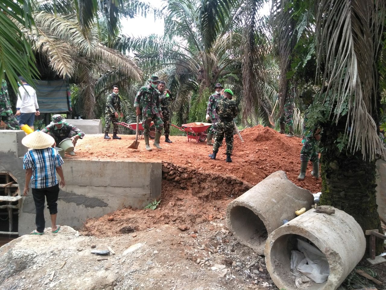 Bersama Warga Satgas TMMD ke-110 Kodim 0313 KPR Kembali Ratakan Gundukan Tanah di Sekitar Box Culver Bersama Warga Satgas TMMD ke-110 Kodim 0313 KPR Kembali Ratakan Gundukan Tanah di Sekitar Box Culver
