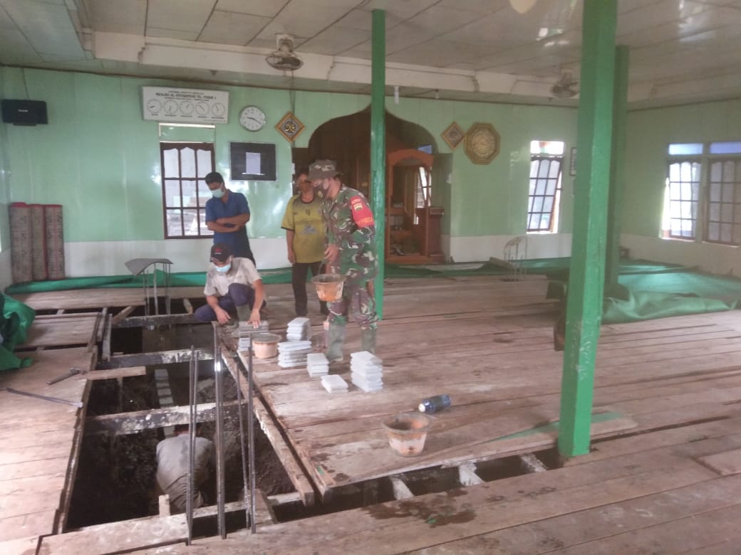 Babinsa Desa Karya Tani Koramil 03/Tempuling Goro Bantu Warga Perbaiki Lantai Mushola 