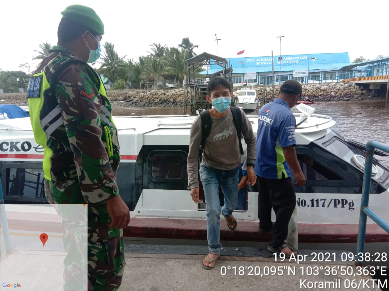 Babinsa Koramil 06/Kateman Laksanakan Penegakan Protkes di Pelabuhan Sungai Guntung