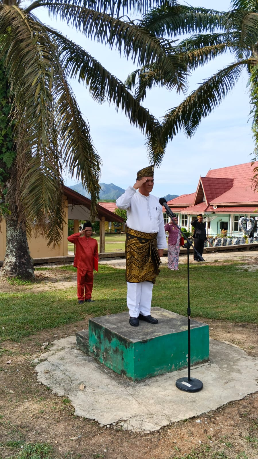 Pagi Khidmat di SMAN 1 Kemuning: Kompol Simanungkalit Pimpin Upacara Hardiknas ke-67, Ajak Bersinergi Majukan Pendidikan