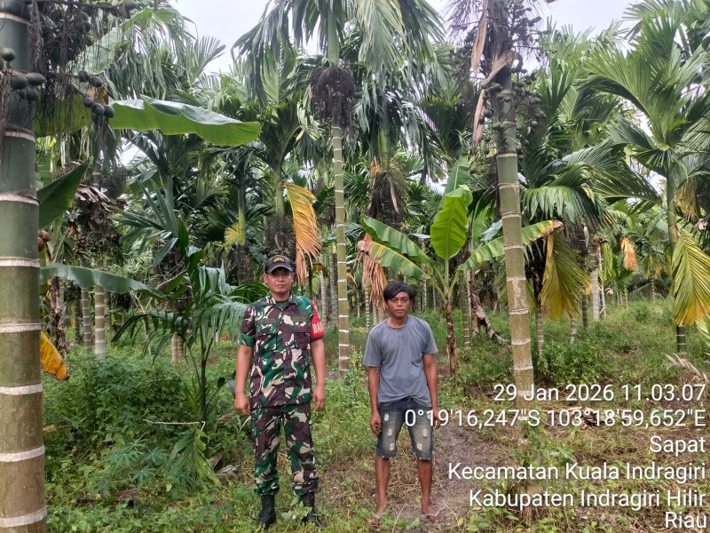 Babinsa Koramil 04/Kuindra Laksanakan Patroli Tapal Batas di Kelurahan Sapat Secara Rutin