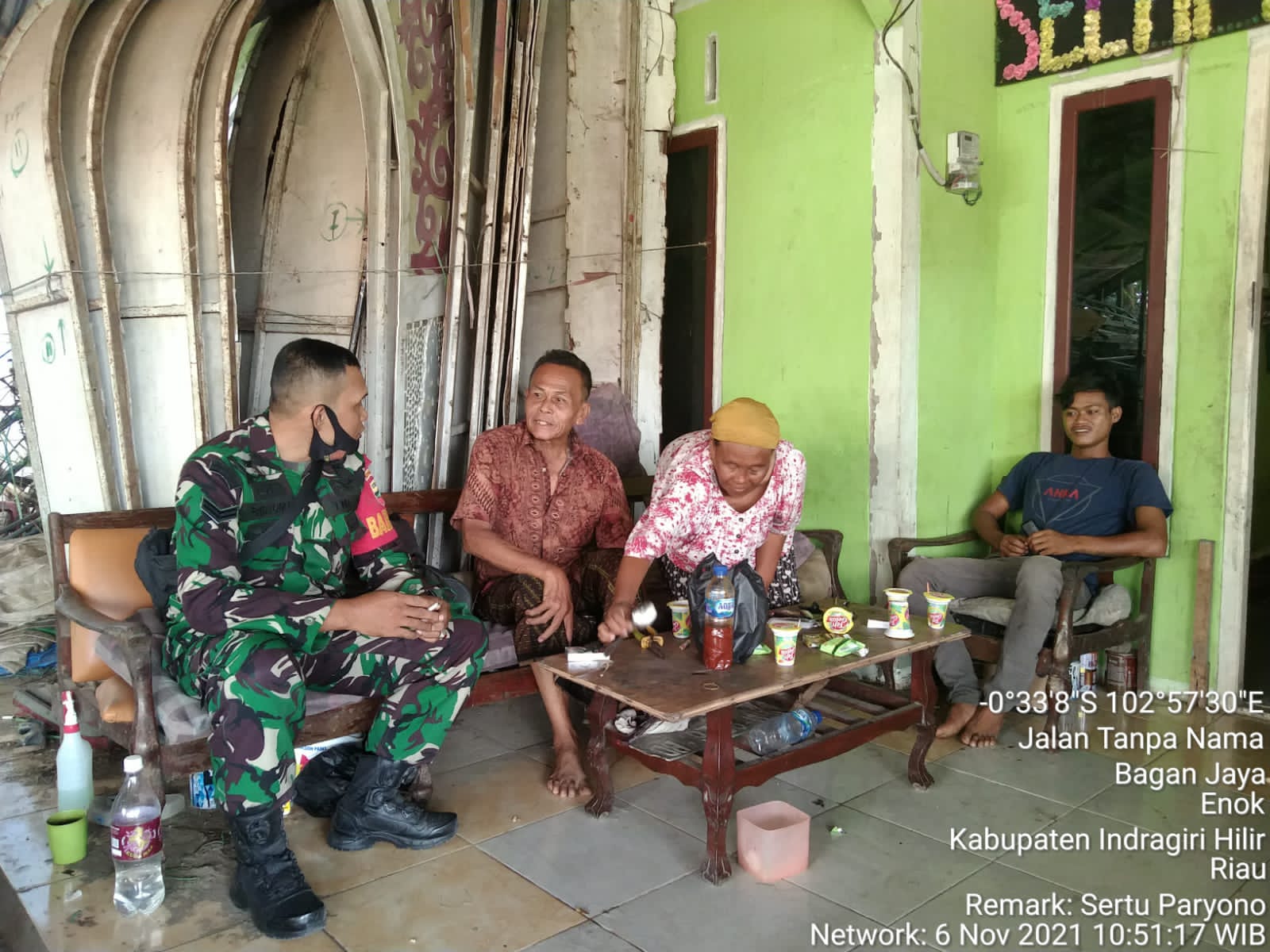 Babinsa Koramil 03/Tempuling Sambangi Ketua RT di Desa Binaan 