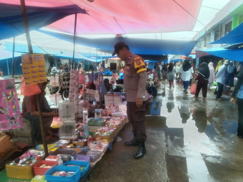 Sambang Warga di Pasar Mingguan Bersama Personil Polsek Gaung Aiptu Safrizal Zufri Bhabinkamtibmas Simpang Gaung