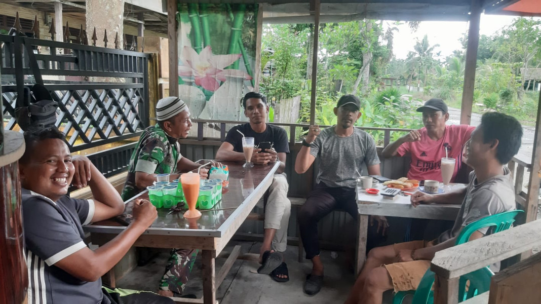 Babinsa Koramil 07/Reteh Gelar Komsos,  Rayakan Idul Fitri Bersama Warga