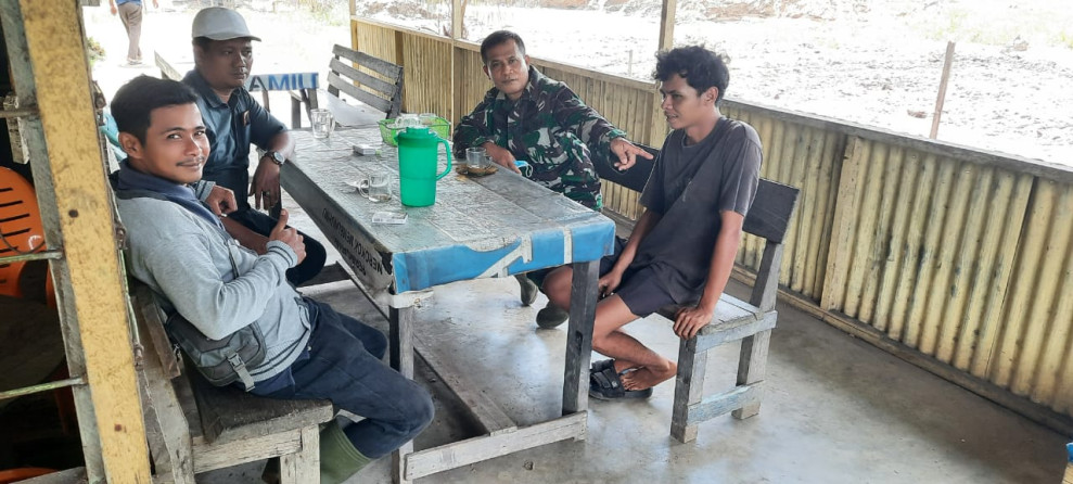 Babinsa Serma Damrianto Giat Komsos Sekaligus Pencegahan Karhutla di Binaan