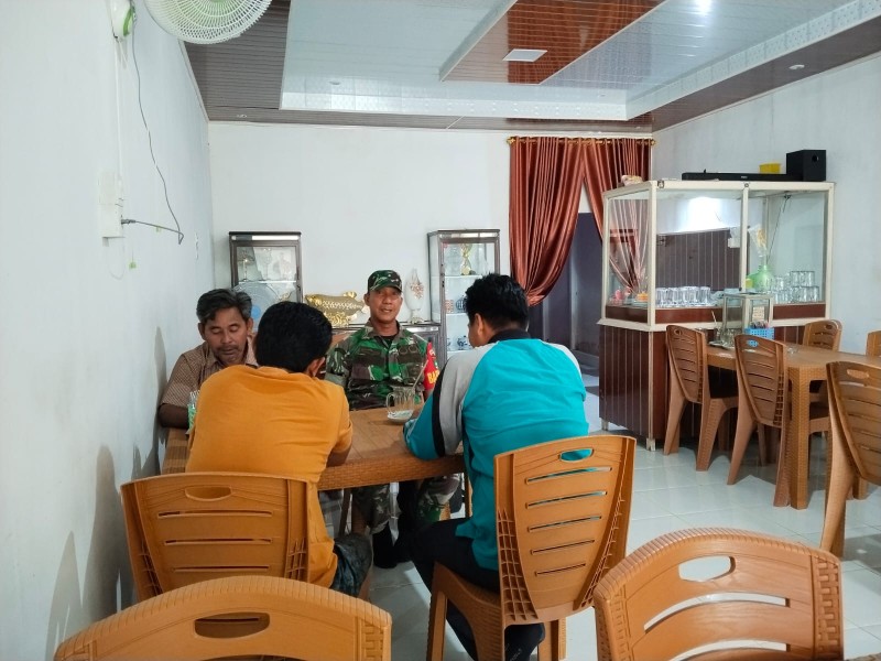 Pengawasan SDM, Wujud Kepedulian Babinsa Koramil 07/Reteh Terhadap Masyarakat