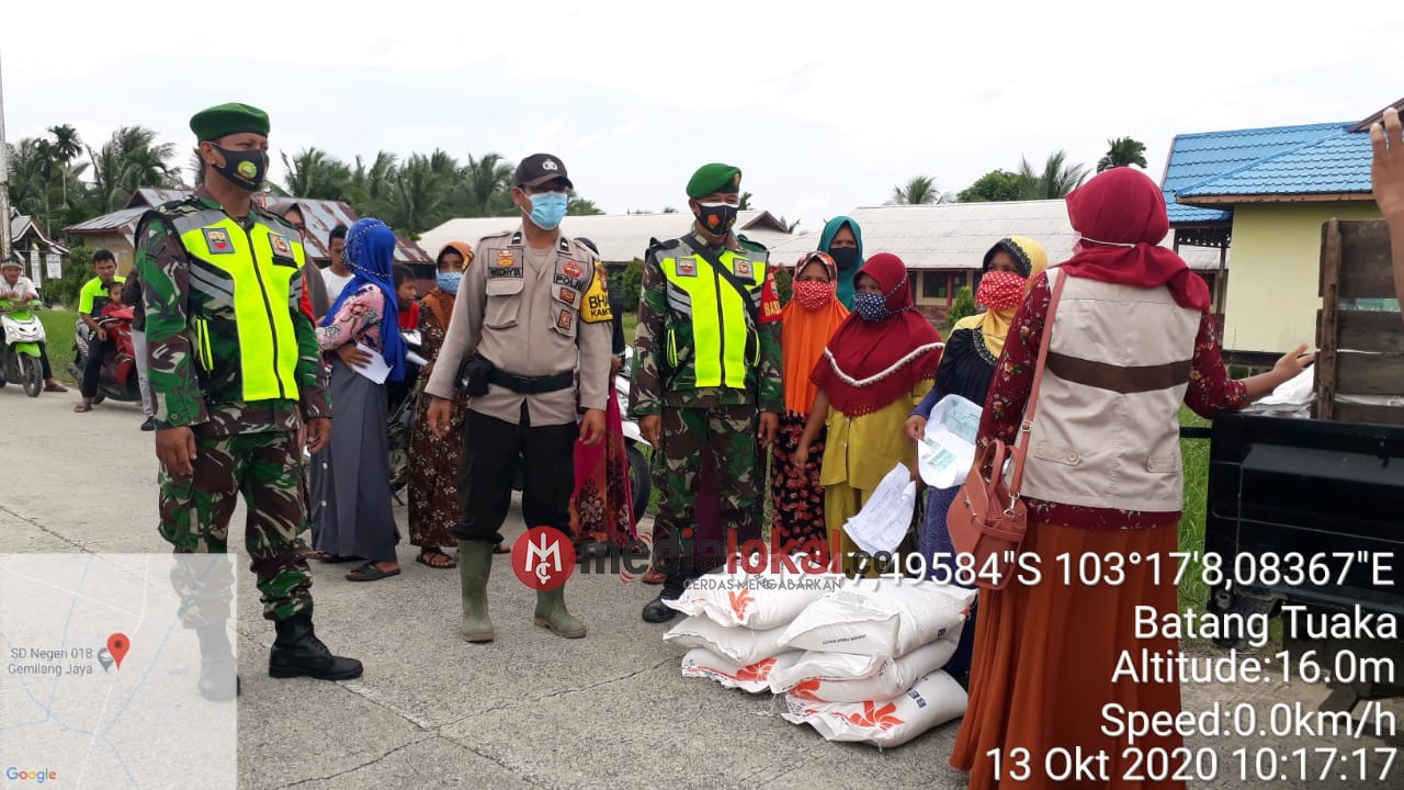 Dua Desa di Batang Tuaka Mendapat BSB Kemensos, Serda Januar Bantu Penyaluran