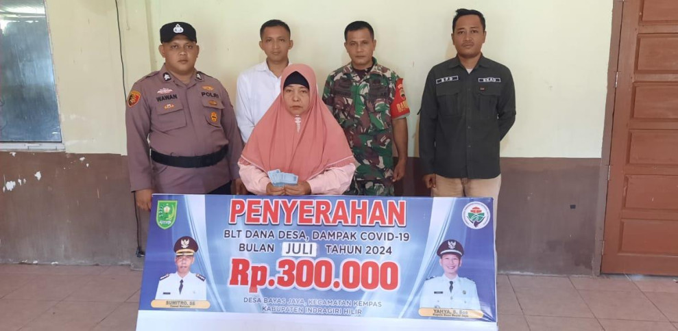 Babinsa Koramil 03/Tpl Dampingi Penyaluran BLT Dana Desa Di Desa Bayas Jaya