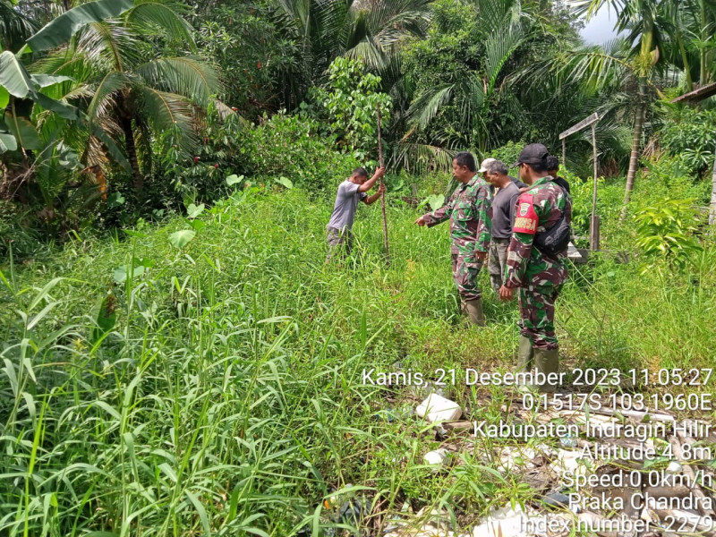 Kapten Czi Selamet Hiro Hito Danramil 05/Gas Meninjau Lokasi Yang Akan Menerima Bantuan Sumur Bor di Kelurahan Sungai Empat