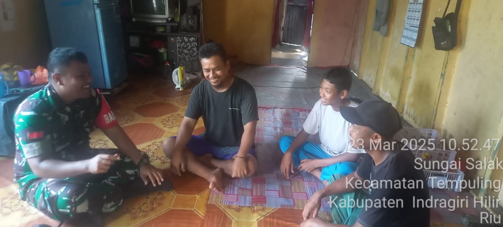 Dalam Beraktifitas Kesehariannya Babinsa Koramil 03/Tempuling Jalin silaturahmi Melalui Komsos dengan Tomas