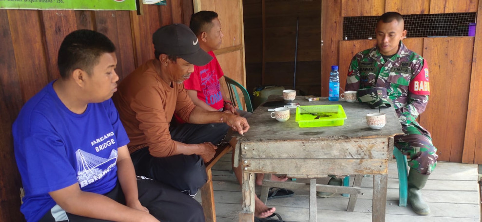 Babinsa Kopda Irawan Jalin Silaturahmi dan Jaga Kebersamaan Melalui Komsos