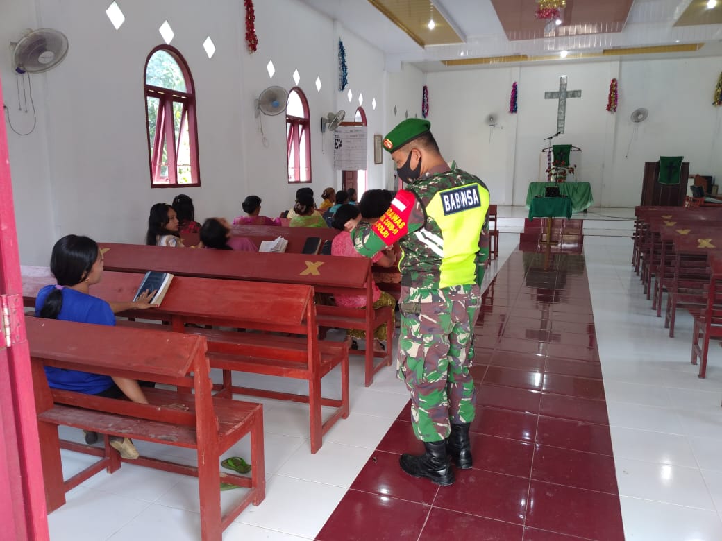 Babinsa Laksanakan Penegakan Disiplin ProkesDi Gereja