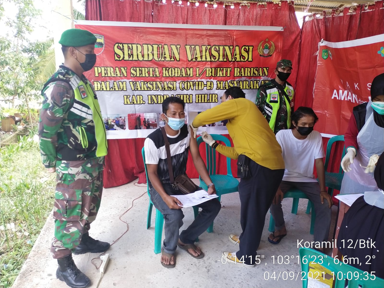 Para Personel Koramil 12/Batang Tuaka Monitoring Kegiatan Vaksinasi di Sungai Piring