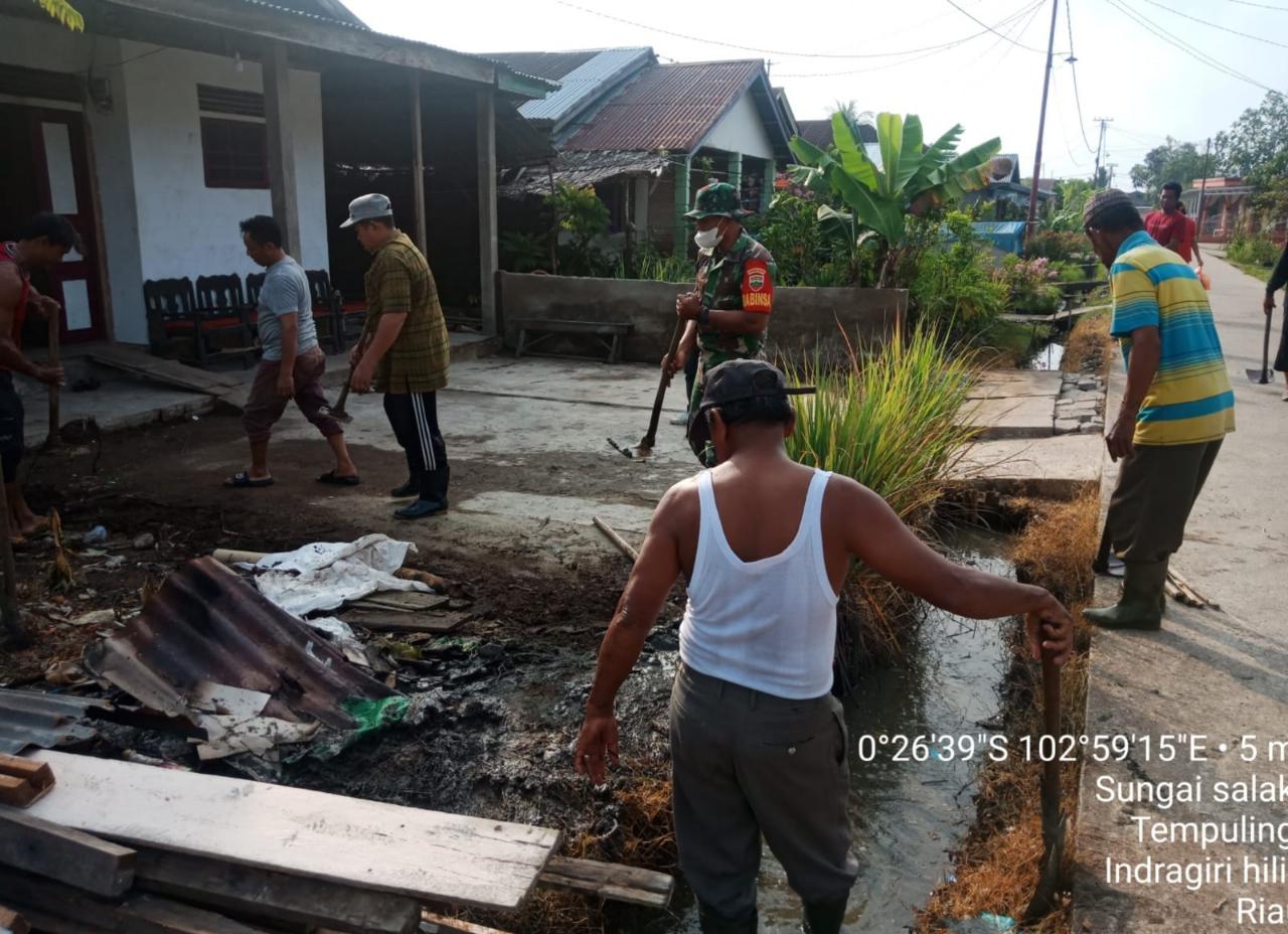 Jum’at Bersih, Babinsa Koramil 03/Tempuling Lakukan Goro Bersama Warga Kampung Pancasila