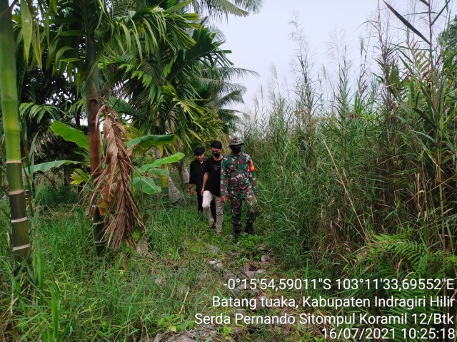 Anggota Koramil 12/Batang Tuaka Serda P Sitompul Patroli Karhutla di Tasik Raya