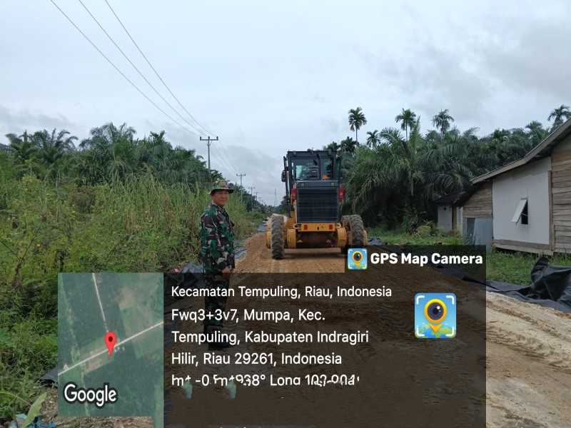 TMMD ke-123 Kodim 0314/Inhil, Kapten Czi John Kenedi Mengawasi Penimbunan Jalan Poros KTJ dengan Mumpa
