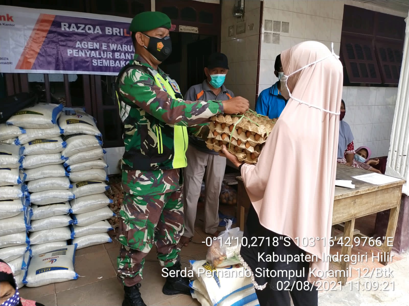 Babinsa Koramil 12/Batang Tuaka Bantu Penyaluran BPNT untuk Masyarakat