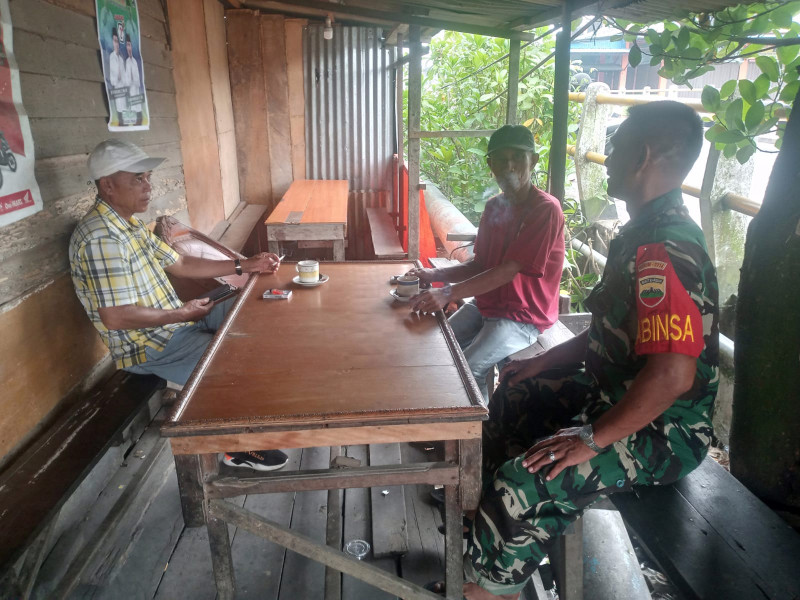 Babinsa Koramil 04/Kuindra Serka Hendra Putra Lakukan Komsos Ciptakan Pilkada Damai 2024