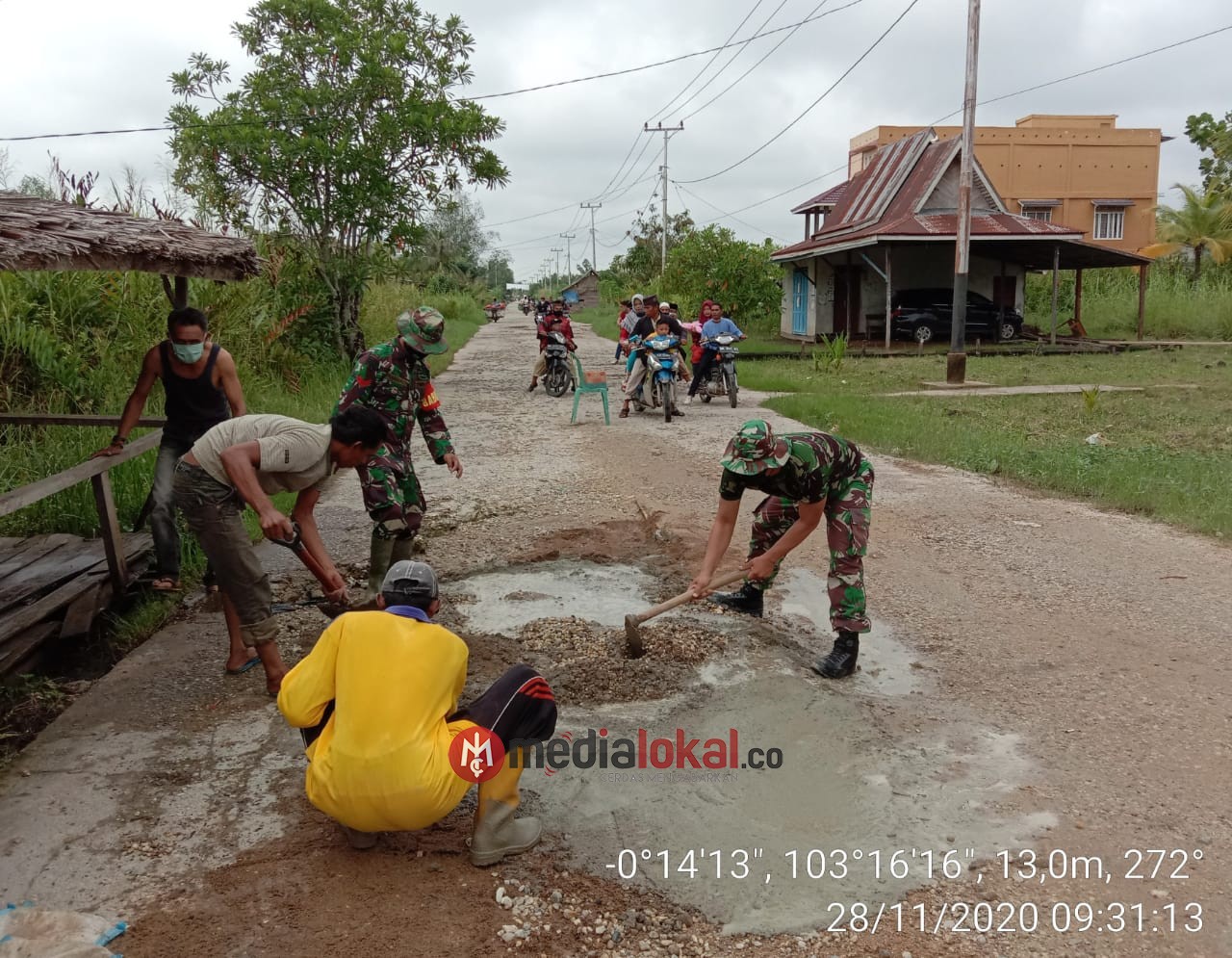 Jalan Sungai Piring Diperbaiki, Pjs Danramil 12/Batang Tuaka Pimpin Pengerjaan