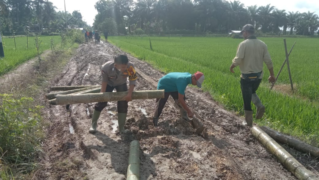 Prihatin Kondisi Jalan Rusak, Polsek Kempas Bantu Warga Perbaiki Jalan