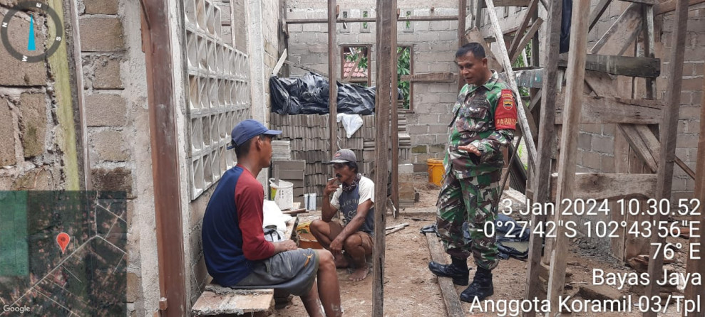 Babinsa Koramil 03/Tpl Manfaatkan Waktu Istirahat, Komsos Dengan Pekerja Bangunan