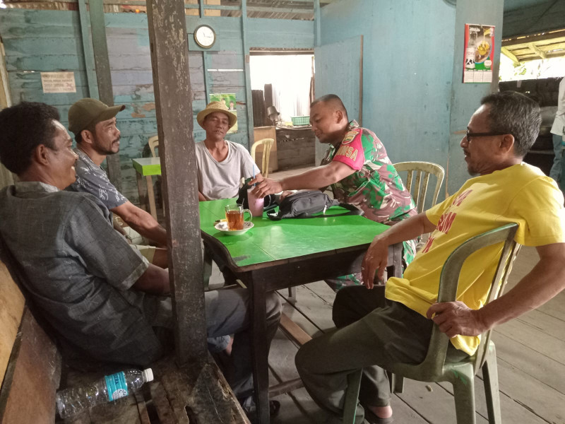 Tingkatkan Keamanan Desa Bersama Koramil 07/Reteh dan Warga Melalui Komsos