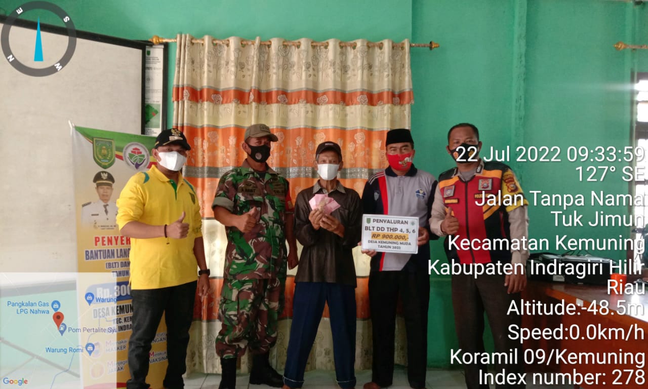 Pembagian Penyaluran Bantuan Langsung Tunai Oleh Danramil 09/Kemuning di Desa Kemuning Muda