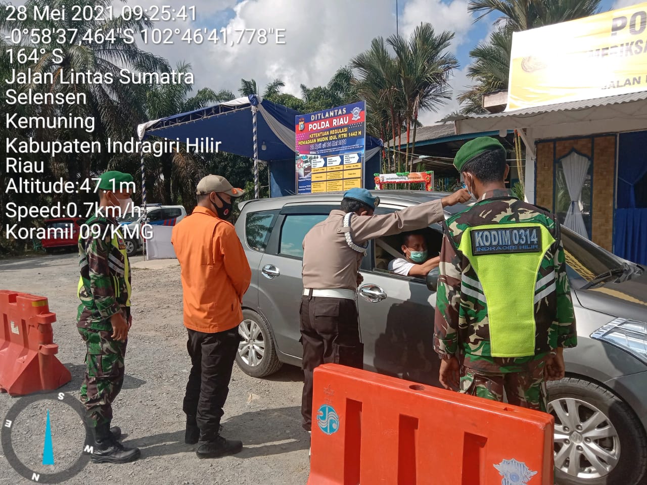 Koramil 09/Kemuning Terus Gencarkan Penegakan Prokes di Jalur Lintas Timur