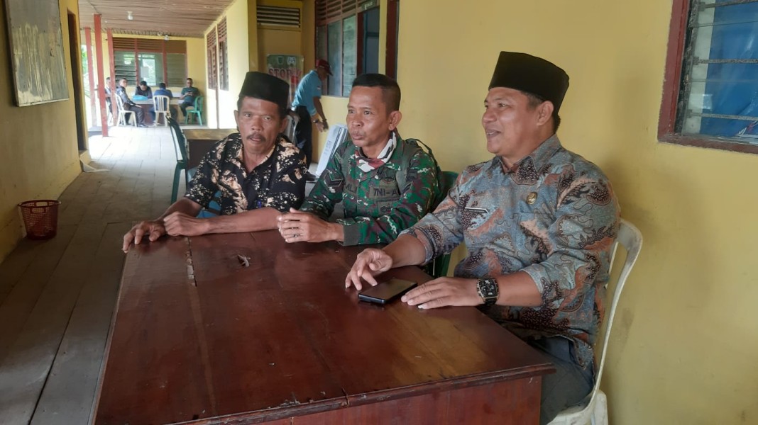 Babinsa Koramil 07/Reteh Menjalin Silaturahmi dengan Lurah Madani dan Guru SMA 1 Reteh