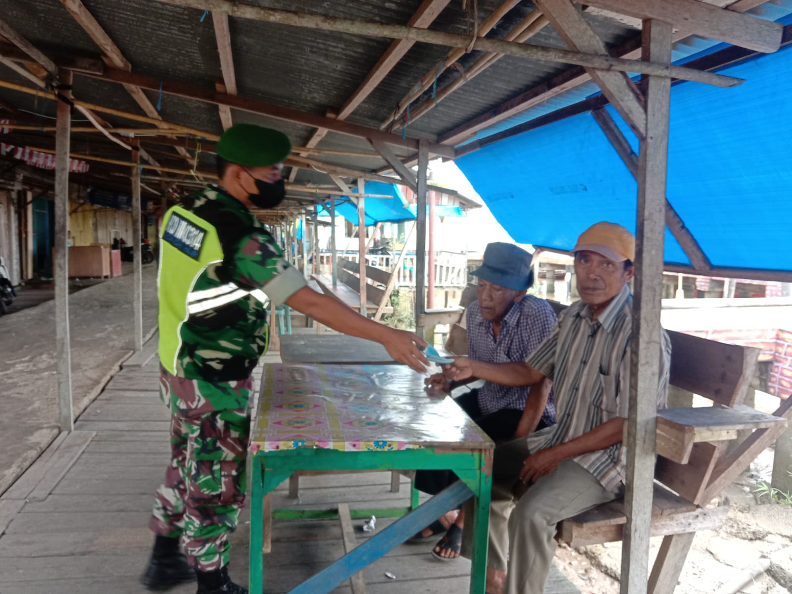 Anggota Koramil 04/Kuindra Tegakkan Disiplin Prokes di Daerah Binaan