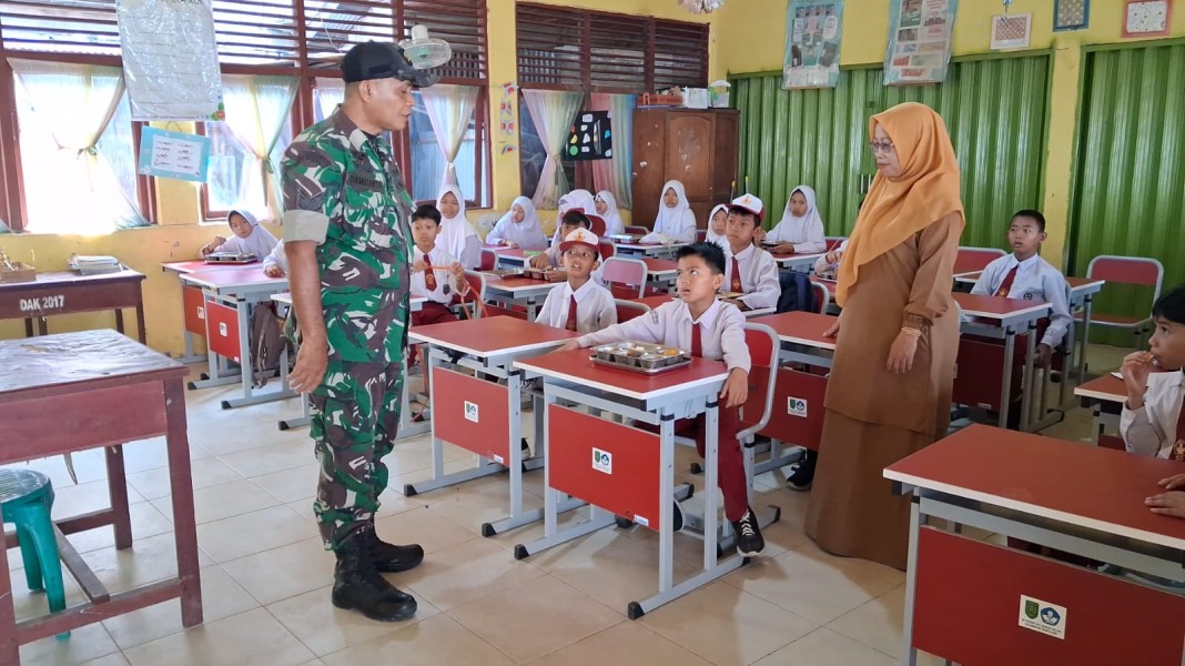 BABINSA KORAMIL 03/TPL BERSAMA SPPG, BAGIKAN MBG 