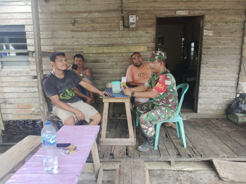 Babinsa Koramil 03/Tpl Komsos Dengan tokoh pemuda Di Wilayah Binaan Untuk Mempererat Hubungan Silaturahmi