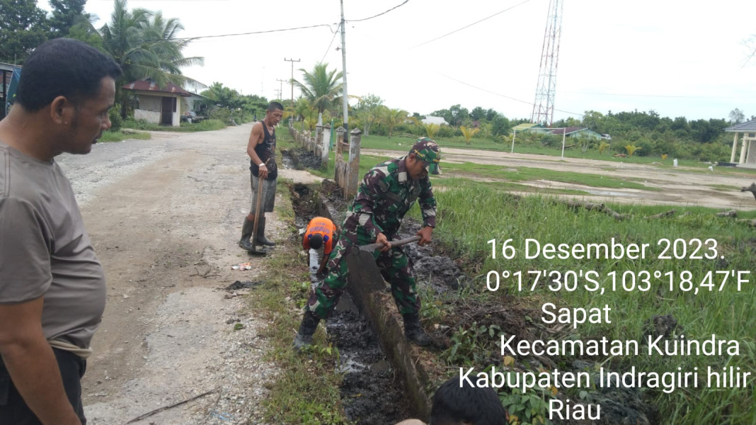Tumbuhkan Kesadaran Terhadap Masyarakat, Babinsa Koramil 04/Kuindra Giat Goro Untuk Pembersihan Parit