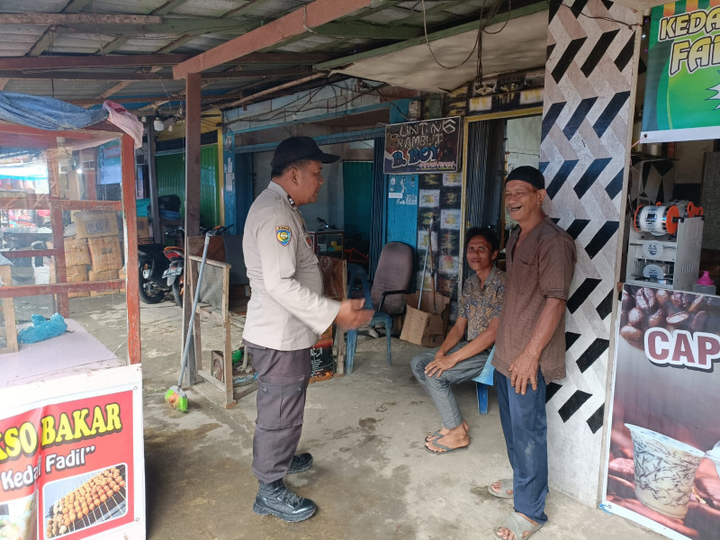 Bhabinkamtibmas Desa Belantaraya Aiptu Edysah Putra Turun Untuk Patroli Sambang ke Pasar Mingguan