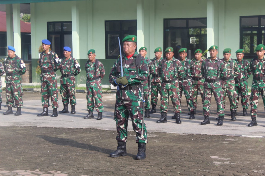 Danramil 05/Gas Kpt Czi Selamet Hirohito Sebagi DanUP Bulanan Pengibaran Bendera di Makodim Inhil