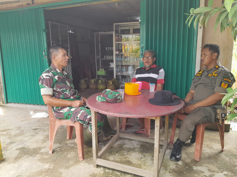 Ciptakan Suasana Tetap Kondusif, Koramil 07/Reteh Laksanakan Komsos Dengan Yomas dan Satpol PP