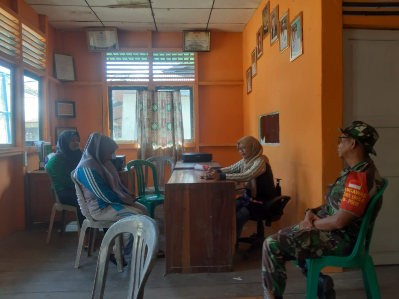 Bersama Kepala Desa, Koramil 07/Reteh Terus Menjaga Keamanan dan Ketertiban di Lingkungan